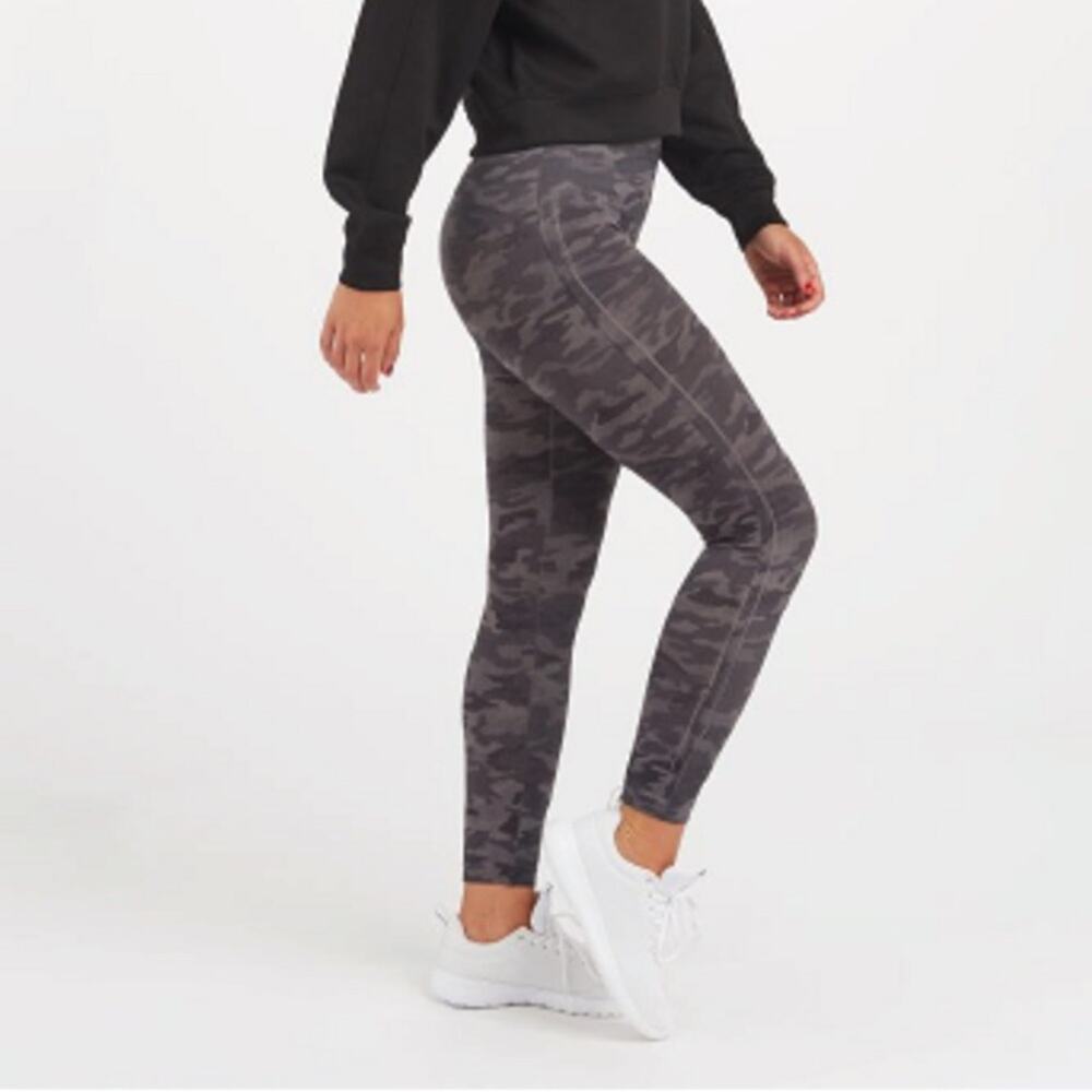 Spanx Look At Me Now Gray Camo Print Seamless Knit Leggings Size XS